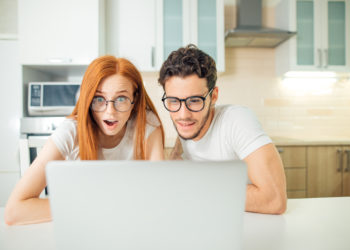 Casal a consultar o site do Cofre